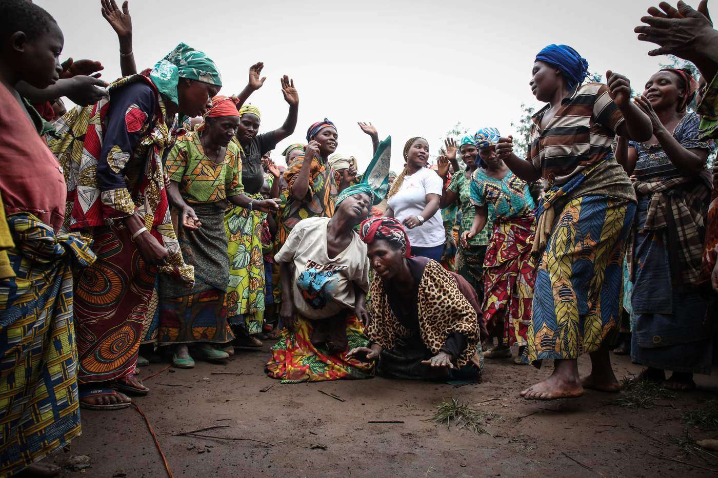 MSF mental health supervisor Sifa Clementine dances with displaced people in the camp prior to the play © Sara Creta\/MSF