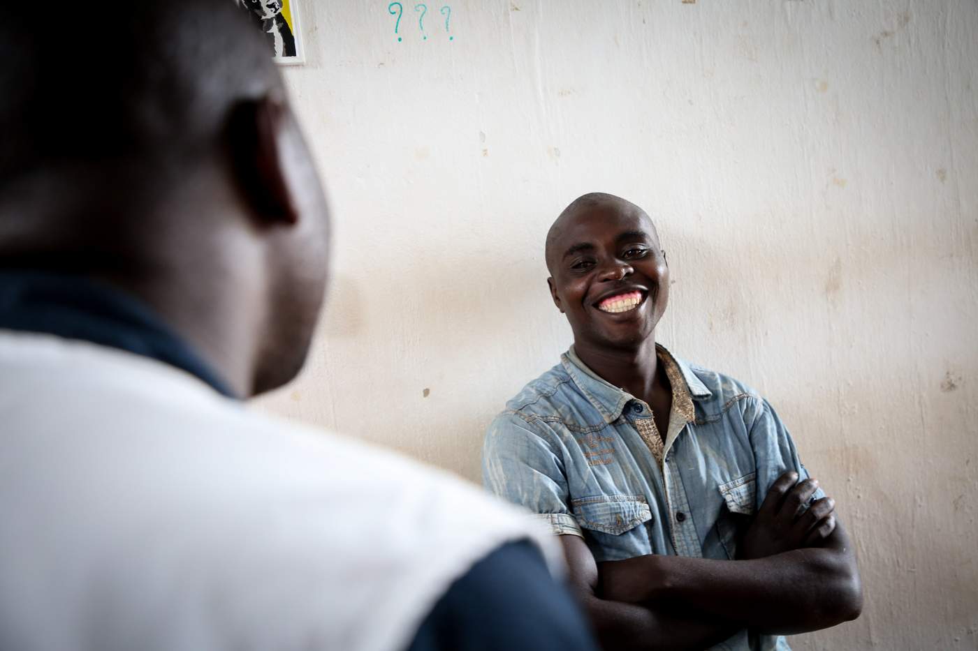 يشارك المريض النفسي فابيان بانجانغا، 24 عاما، في جلسة استشارية فردية مع المستشار فلوريبرت نابونيبو، في مستشفى مويسو العام. © سارة كريتا / أطباء بلا حدود