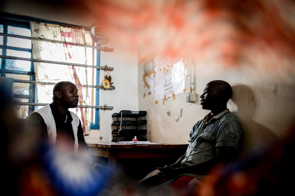 MSF counsellor Floribert Nzaituriki conducts a session with his client, psychiatric patient Fabien Banjanga, 24, at Mweso General Hospital © Sara Creta\/MSF