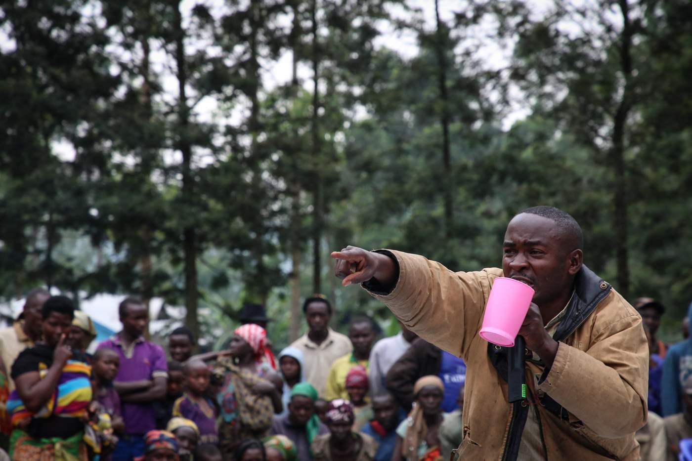 MSF health promoter Kamale Hubert plays the part of the father © Sara Creta\/MSF