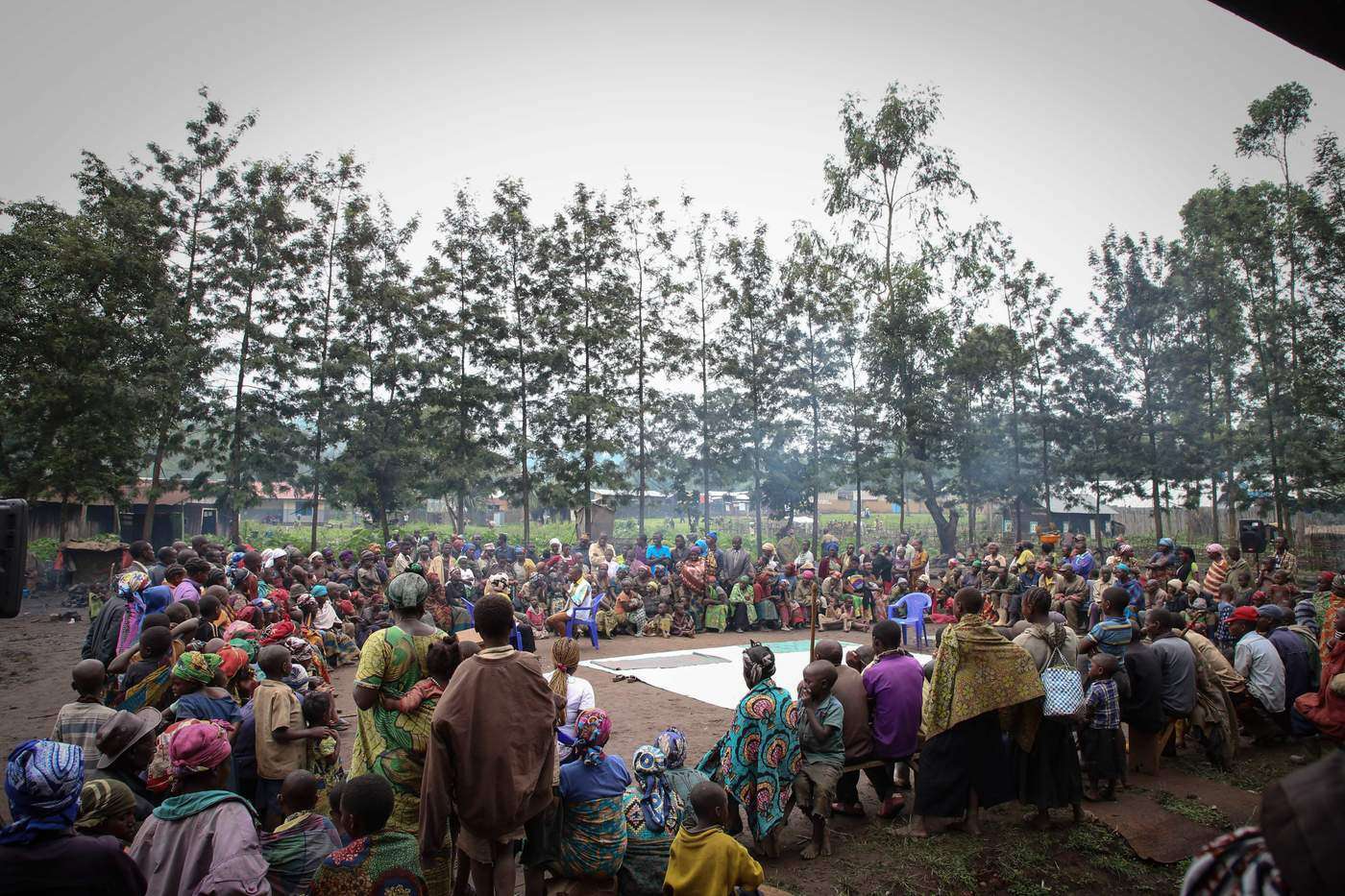 A rapt audience watches the play put on by MSF mental health counsellors and health promoters in the grounds of Mweso school, which is now a camp for displaced people. © Sara Creta\/MSF