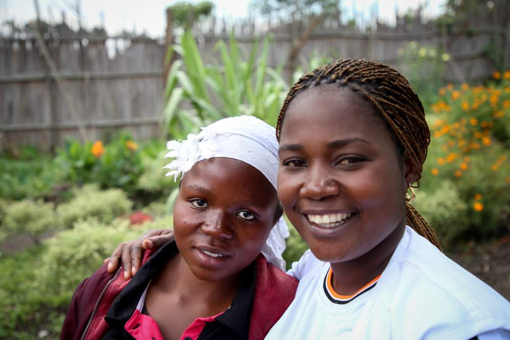 سيفا مع فيزا البالغة من العمر 19 عاما في عيادة توميني التابعة لمنظمة أطباء بلا حدود في كيتشانغا، حيث تعقد جلسات استشارية جماعية أسبوعية © سارة كريتا / أطباء بلا حدود